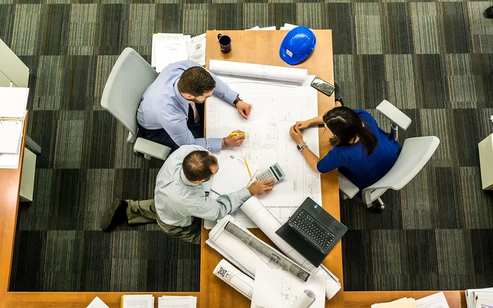 Equipo técnico revisando condiciones iniciales de obra