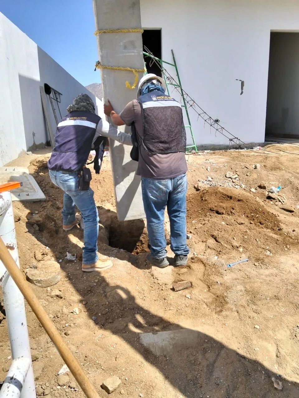 Equipo técnico trabajando en obra