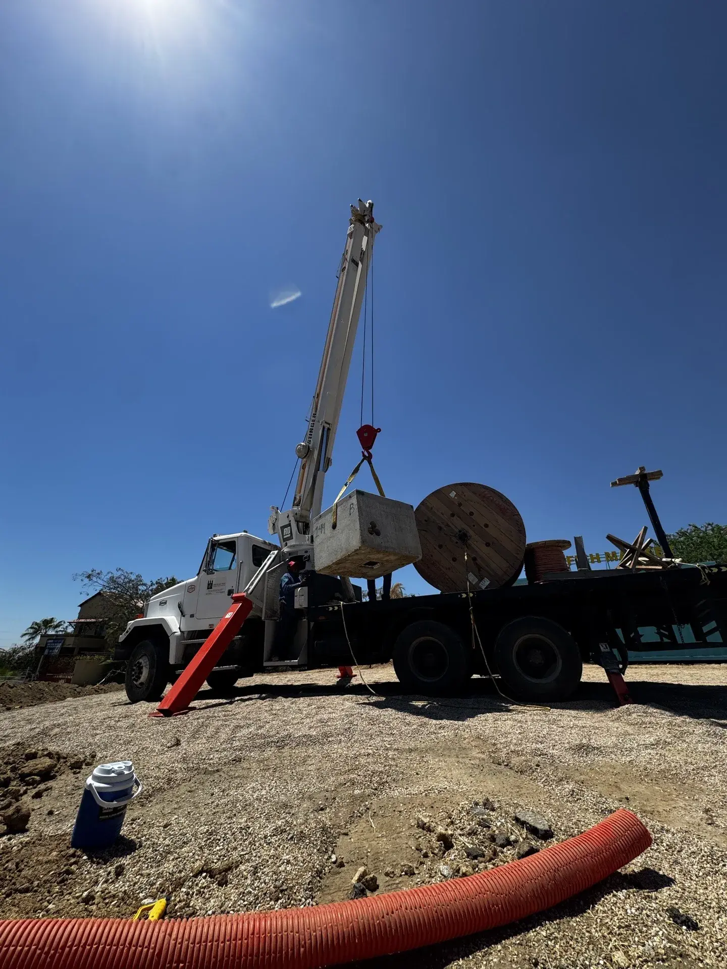 Personal en campo ejecutando trabajos de infraestructura